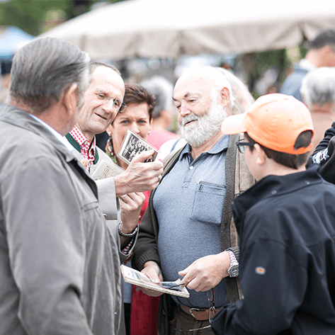 Besucher am Bauernmarkt Besucher am Bauernmarkt